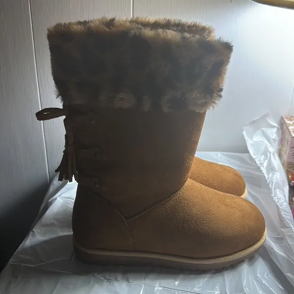 Cheetah Girls Winter Boots New, Size 2M, Tasseled inBack with Bow. Non-Smoking.