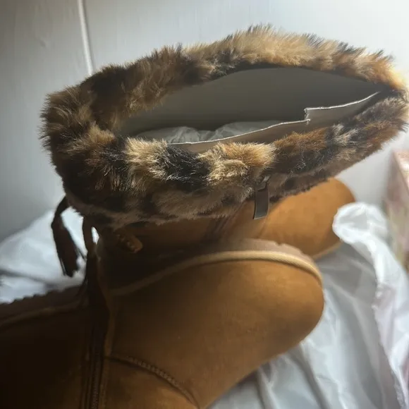 Cheetah Girls Winter Boots New, Size 2M, Tasseled inBack with Bow. Non-Smoking.