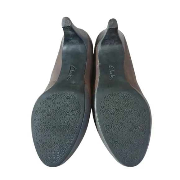 Clarks Gray Pumps Women's Classic Leather Heels Size 8