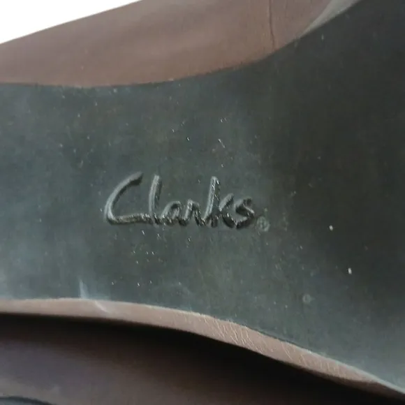 Clarks Gray Pumps Women's Classic Leather Heels Size 8