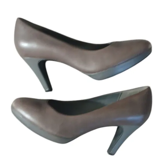 Clarks Gray Pumps Women's Classic Leather Heels Size 8