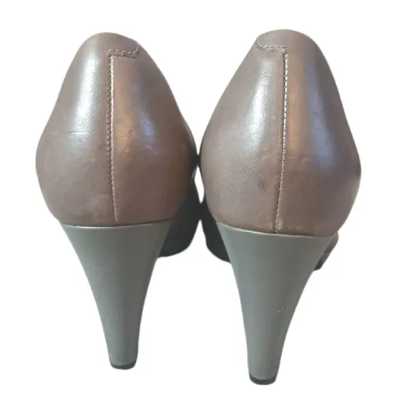 Clarks Gray Pumps Women's Classic Leather Heels Size 8