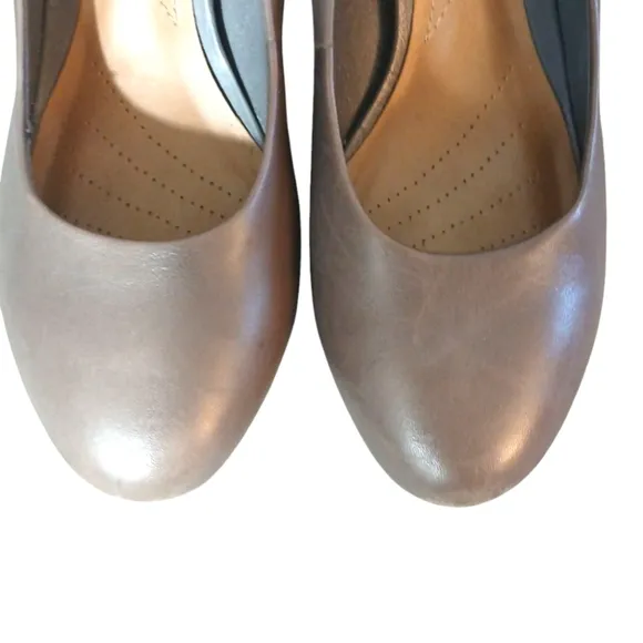 Clarks Gray Pumps Women's Classic Leather Heels Size 8