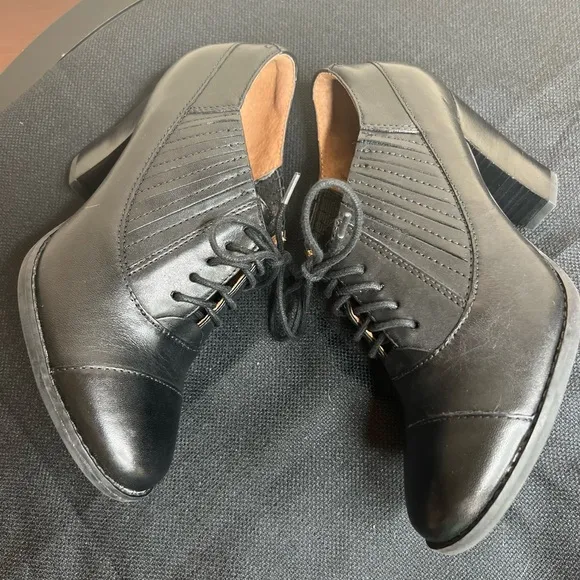 Clarks Indigo Black Leather Lace Up Booties Women’s Size 6.5M Heels 63091 Comfy