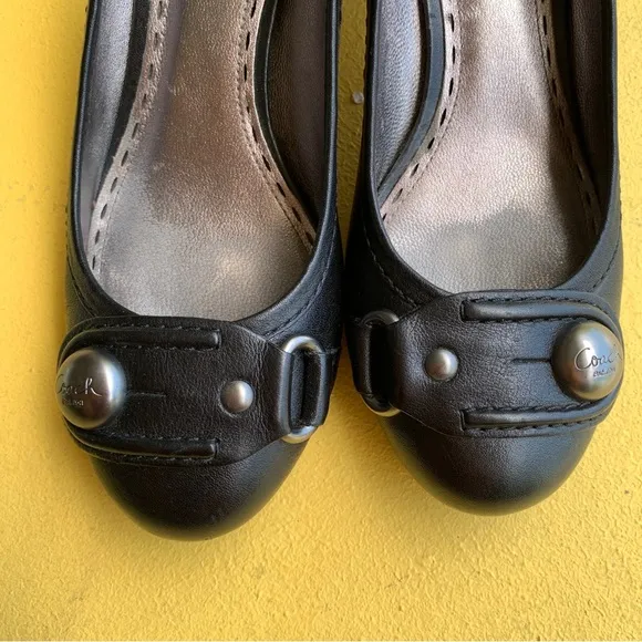 COACH pumps leather heels shoes size 7.5 black metal hardwear logo detail