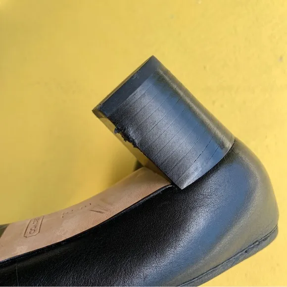 COACH pumps leather heels shoes size 7.5 black metal hardwear logo detail