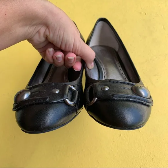 COACH pumps leather heels shoes size 7.5 black metal hardwear logo detail