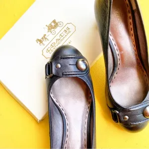 COACH pumps leather heels shoes size 7.5 black metal hardwear logo detail