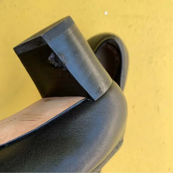COACH pumps leather heels shoes size 7.5 black metal hardwear logo detail