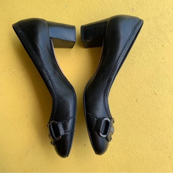 COACH pumps leather heels shoes size 7.5 black metal hardwear logo detail