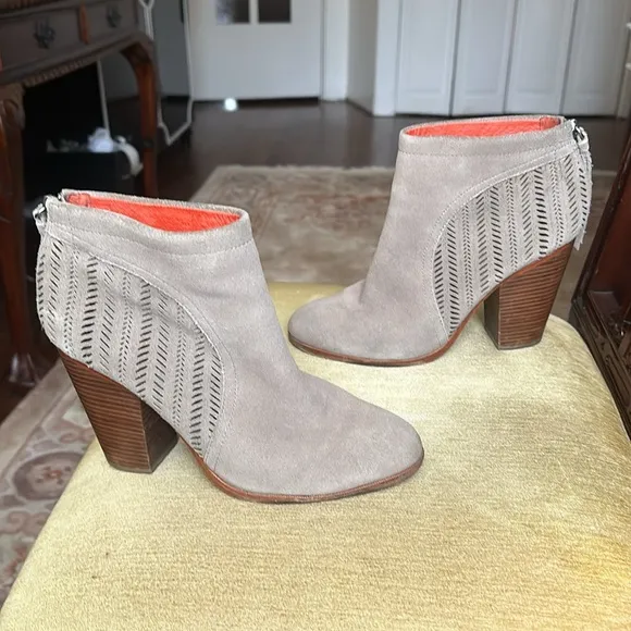 Coach Sahara Honey Suede Perforated High Heel Ankle Boots Bootie Size US 9 B