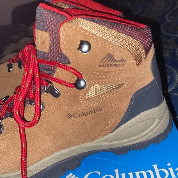 Columbia Omni-Tech HIKING BOOTS SIZE 6 retail $110 New in Box women’s