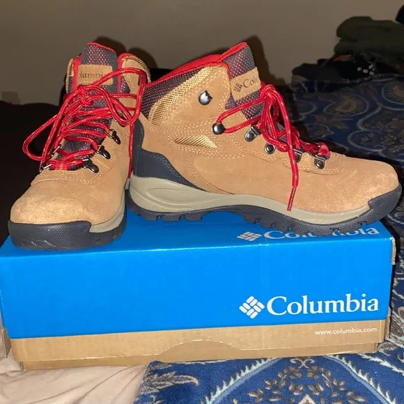 Columbia Omni-Tech HIKING BOOTS SIZE 6 retail $110 New in Box women’s