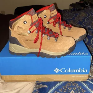 Columbia Omni-Tech HIKING BOOTS SIZE 6 retail $110 New in Box women’s