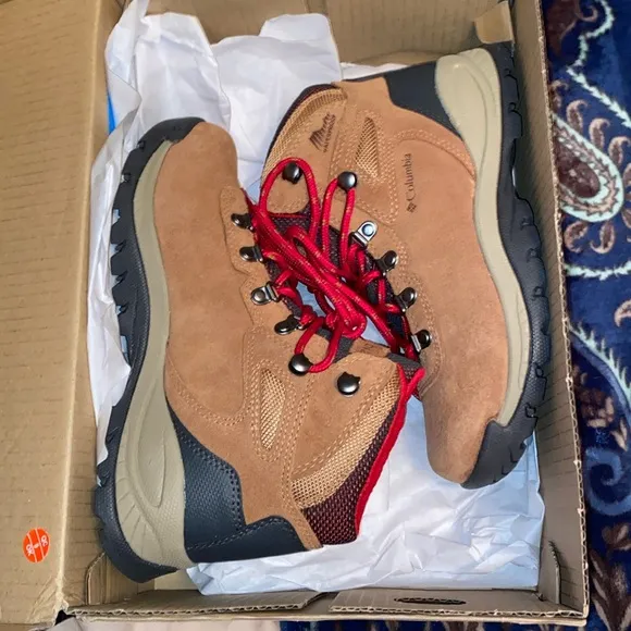 Columbia Omni-Tech HIKING BOOTS SIZE 6 retail $110 New in Box women’s