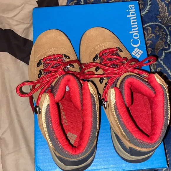Columbia Omni-Tech HIKING BOOTS SIZE 6 retail $110 New in Box women’s