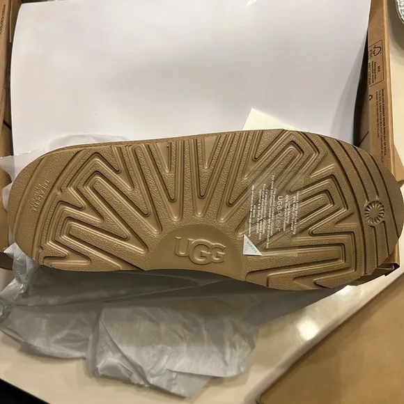 COPY - UGG Australia Girls Cozy Scatter Graphic Mini Booties Size 4 NIB!
