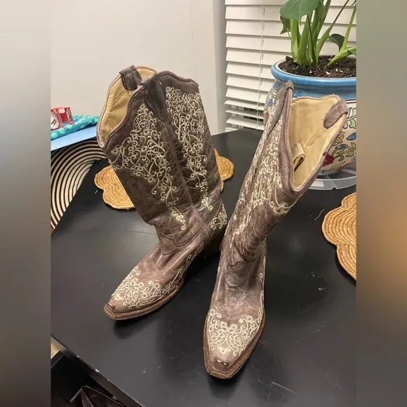 Corral Embroidered Snip Toe Boots