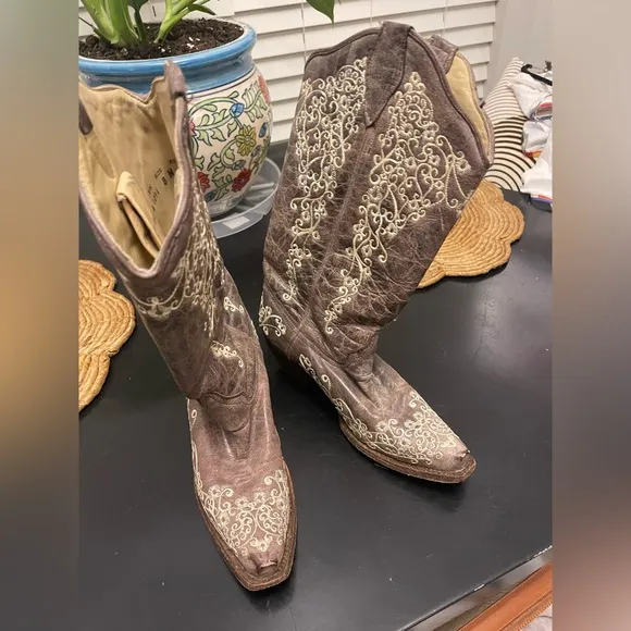 Corral Embroidered Snip Toe Boots