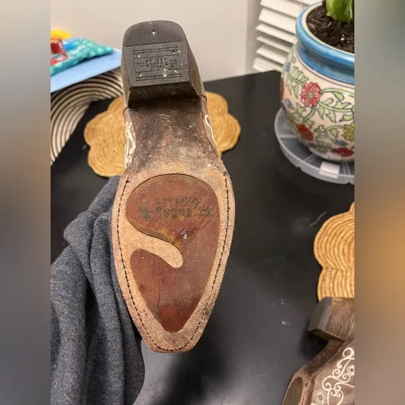 Corral Embroidered Snip Toe Boots