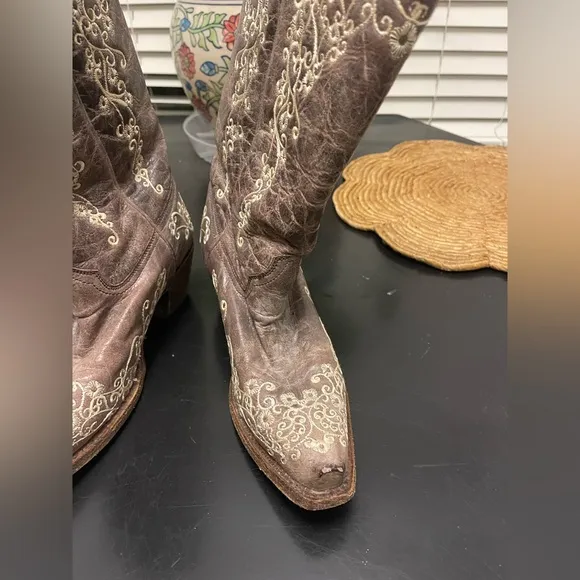 Corral Embroidered Snip Toe Boots
