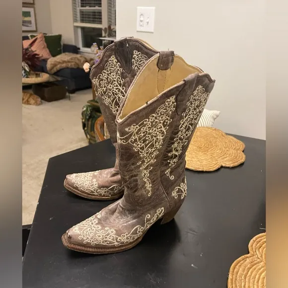 Corral Embroidered Snip Toe Boots