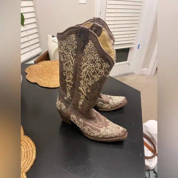 Corral Embroidered Snip Toe Boots