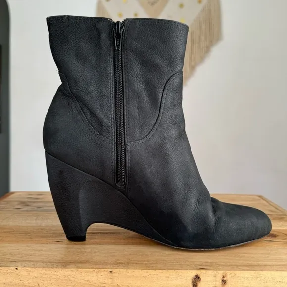 Corso Como Black Oiled Leather Pointy Toe Wedge Mob Wife Ankle Boots Size 10