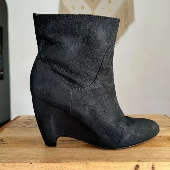 Corso Como Black Oiled Leather Pointy Toe Wedge Mob Wife Ankle Boots Size 10