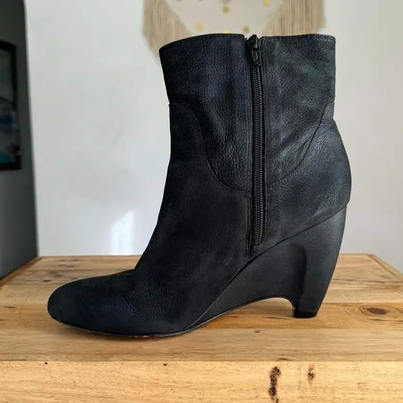 Corso Como Black Oiled Leather Pointy Toe Wedge Mob Wife Ankle Boots Size 10