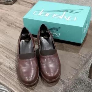 Dansko Noleen Kahlua brown leather pull on pump/shoes w 2 5&quot; heels size 6.5 NWT