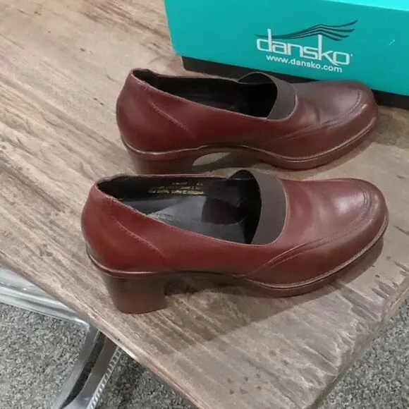 Dansko Noleen Kahlua brown leather pull on pump/shoes w 2 5&quot; heels size 6.5 NWT