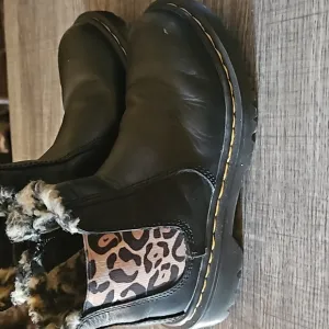 Doc Martens 2976 Chelsea leopard faux fur leather boots size 12US/29EU