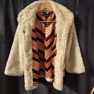 Dollhouse Cream Faux Fur Jacket | M | Y2K Mod Chevron Lined Short Coat