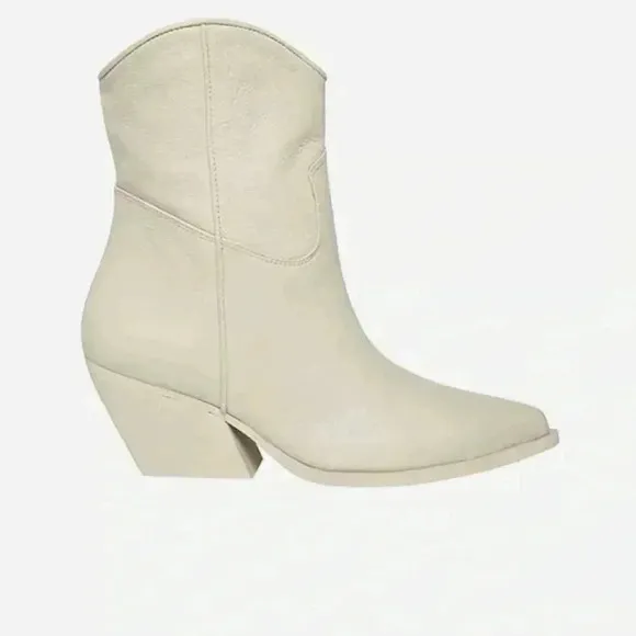 EUC Steve Madden Wolfer Boots In White LeatherSize:6 Only worn once!!!