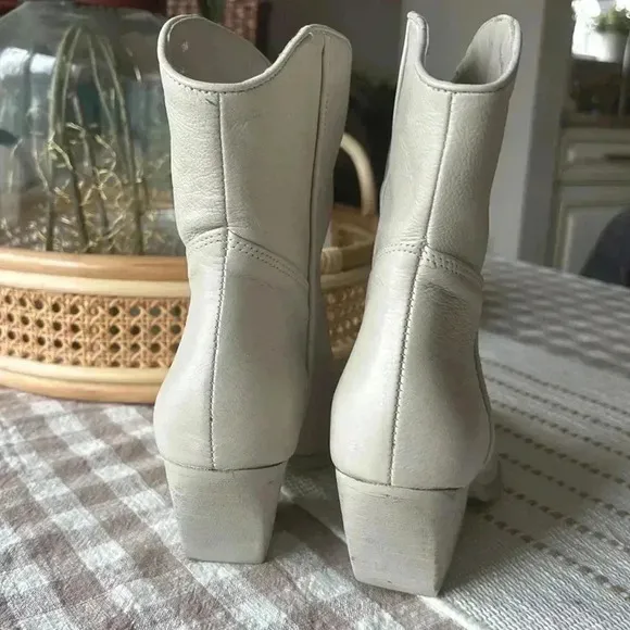 EUC Steve Madden Wolfer Boots In White LeatherSize:6 Only worn once!!!