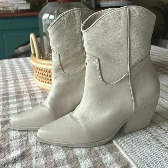 EUC Steve Madden Wolfer Boots In White LeatherSize:6 Only worn once!!!