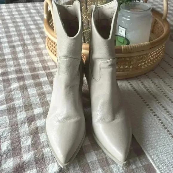 EUC Steve Madden Wolfer Boots In White LeatherSize:6 Only worn once!!!