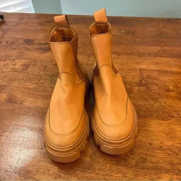 Farm Rio Anthropologie Lug Sole Chelsea Boot tan size 6