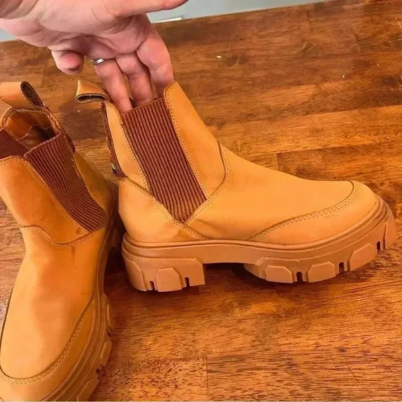 Farm Rio Anthropologie Lug Sole Chelsea Boot tan size 6