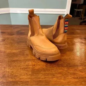 Farm Rio Anthropologie Lug Sole Chelsea Boot tan size 6