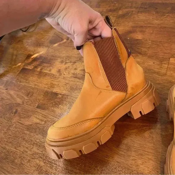 Farm Rio Anthropologie Lug Sole Chelsea Boot tan size 6