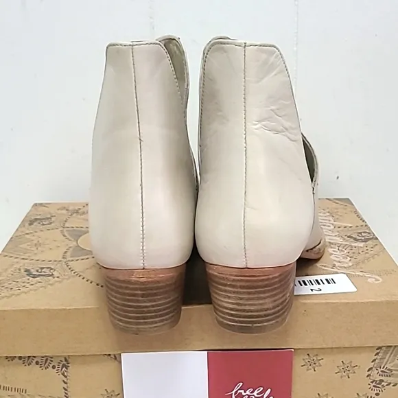 Free People Charm Double V Ankle Boot Ecru/Bone Leather Size 39.5/ US 9.…