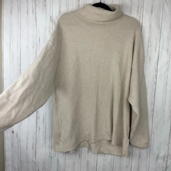 Free People oversized cream turtleneck sweater Small