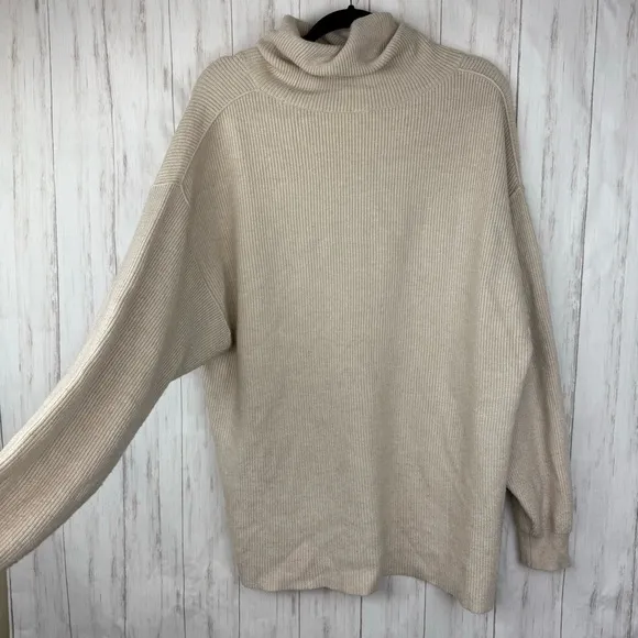 Free People oversized cream turtleneck sweater Small