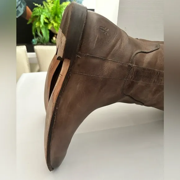 FRYE KNEE HIGH WESTERN ANTIQUED ITALIAN LEATHER TAUPE RIDING BOOTS  SZ 9.5
