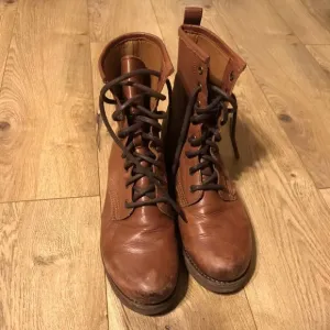 FRYE Leather Lace up Tan boot