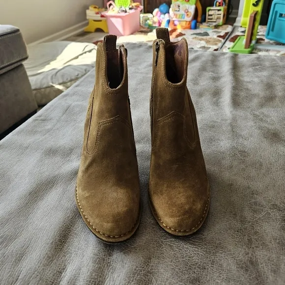 Frye Madeline Short In Cashew Brown Ankle Boots
