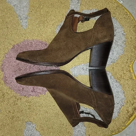 FRYE Meghan Toffee Brown Suede Leather Strappy Ankle Booties Boots 3” Heel 9.5B