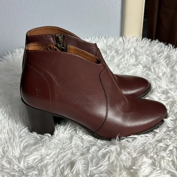 Frye Nora Brown Leather Short Ankle Heeled Zip Boots 8M